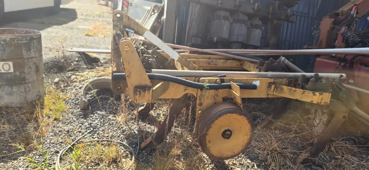 LOTE 010 - Subsolador