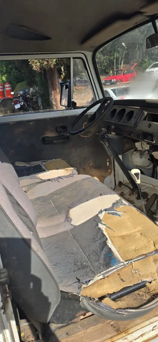 LOTE 004 - VOLKSWAGEN KOMBI, placa IJG 6044, ano/modelo 1999/1999, gasolina, cor branca, chassi 9BWZZZ237XP008077, Renavam 00728829495