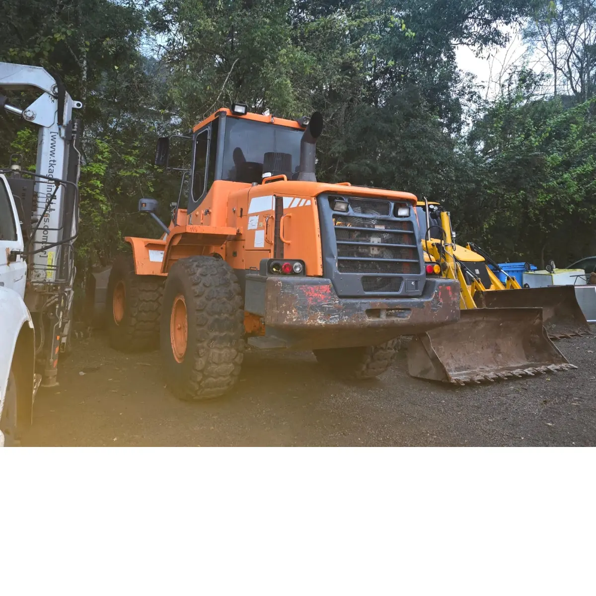 LOTE 010 - Carregadeira DOOSAN DL 200 – Tração 4X4 – Cabine Fechada – 2014/2014 – CAR0004.