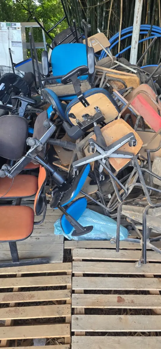 LOTE 017 - Sucata de mobiliários (cadeiras, mesas, armários, etc.)