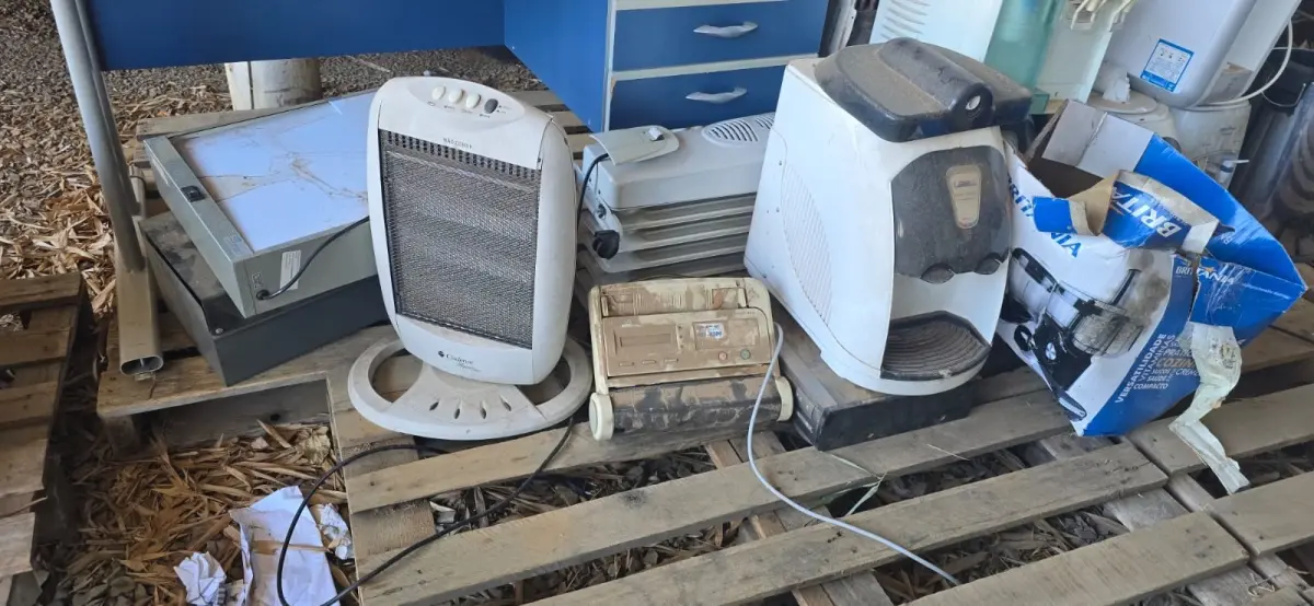 LOTE 016 - Sucata de equipamentos elétricos (bebedouros, vaporizadores, aparelhos de ar condicionado, ventiladores, etc.)