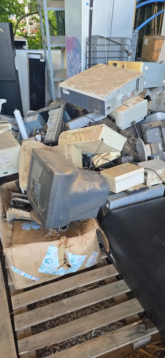 LOTE 018 - Sucata de equipamentos eletrônicos (laptops, placar eletrônico, televisores, etc.)