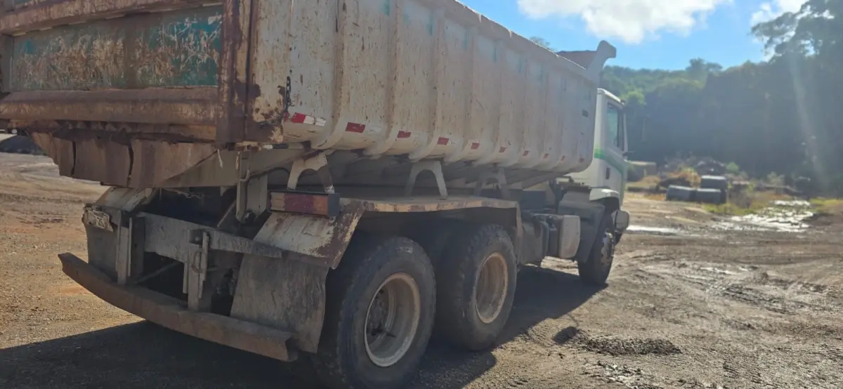 LOTE 013 - Caminhão Mercedes Benz Atron 2729 K 6x4, 2014/2014