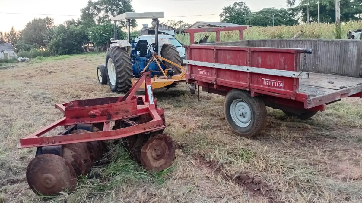 LOTE 001 - Trator Ford 5610,  Arado,  Roçadeira, Carreta agricola, Grade niveladora