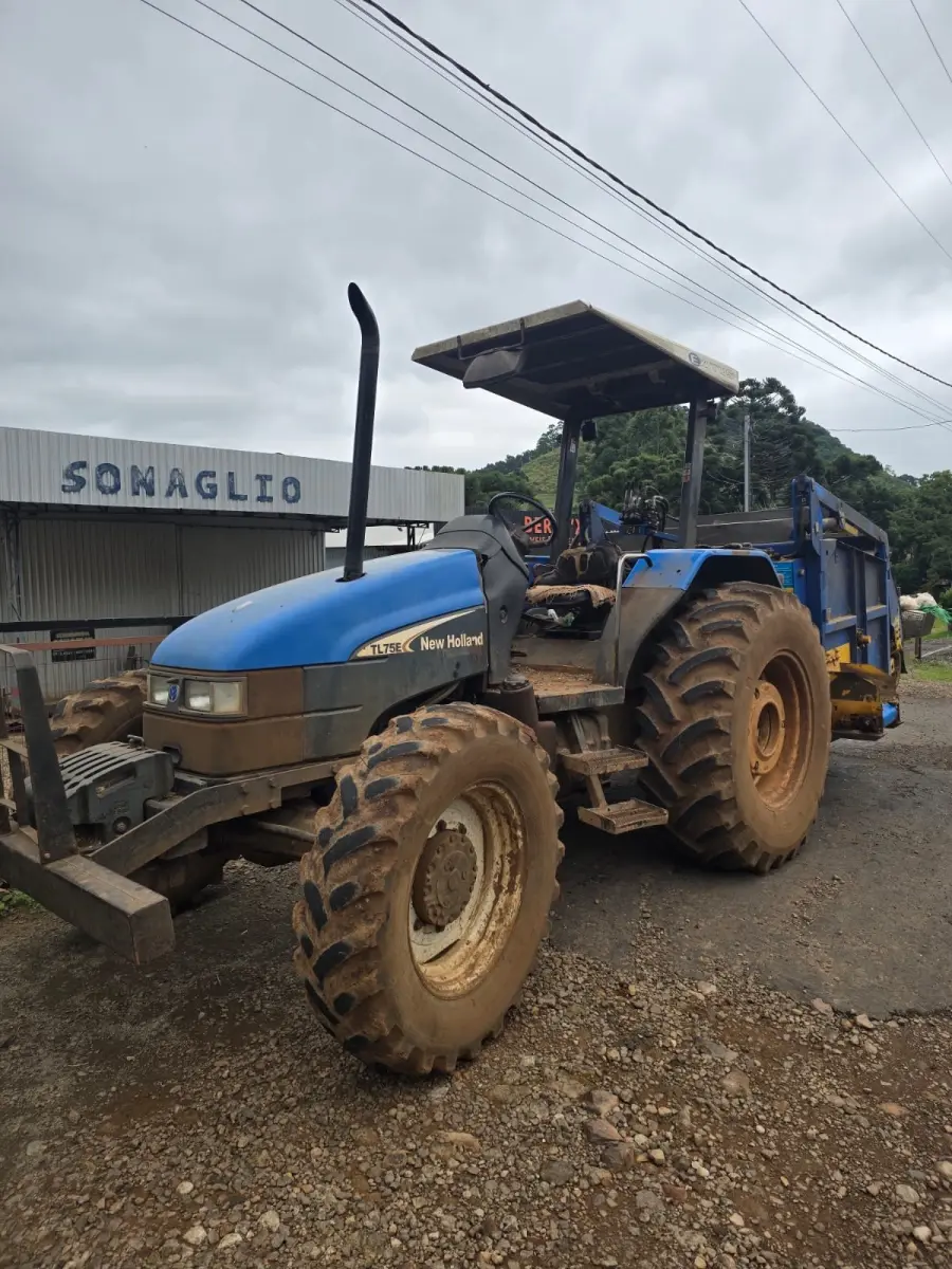 LOTE 001 - Um trator agrícola, marca NEW HOLLAND / TL 75 E / 2004