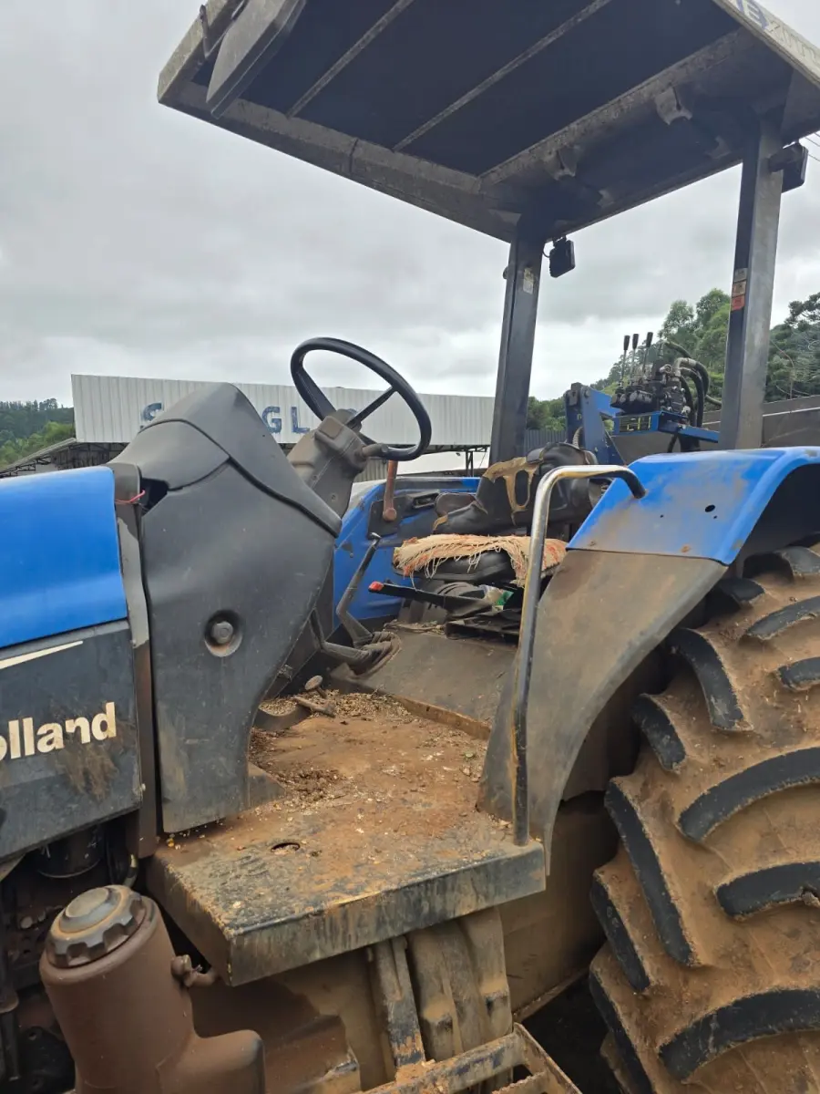 LOTE 001 - Um trator agrícola, marca NEW HOLLAND / TL 75 E / 2004