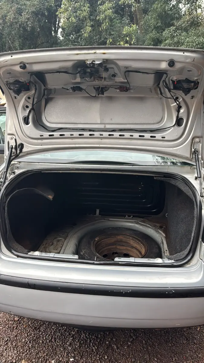 LOTE 004 - Automóvel VW – Polo Sedan 1.6 – 2005/2005 – Cor: Prata – Álcool/Gasolina – Placas AMT 9125.