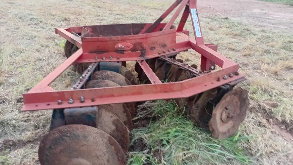 LOTE 001 - Trator Ford 5610,  Arado,  Roçadeira, Carreta agricola, Grade niveladora