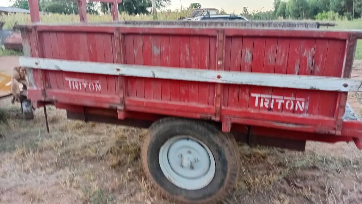 LOTE 001 - Trator Ford 5610,  Arado,  Roçadeira, Carreta agricola, Grade niveladora