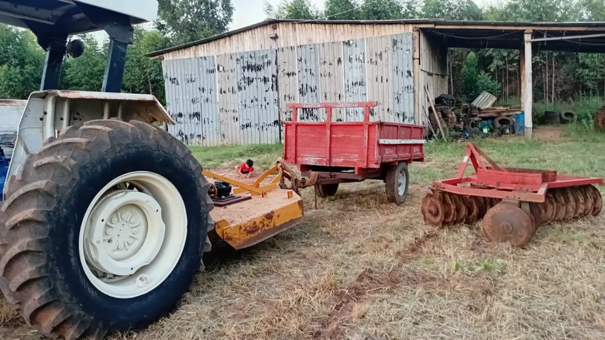 LOTE 001 - Trator Ford 5610,  Arado,  Roçadeira, Carreta agricola, Grade niveladora