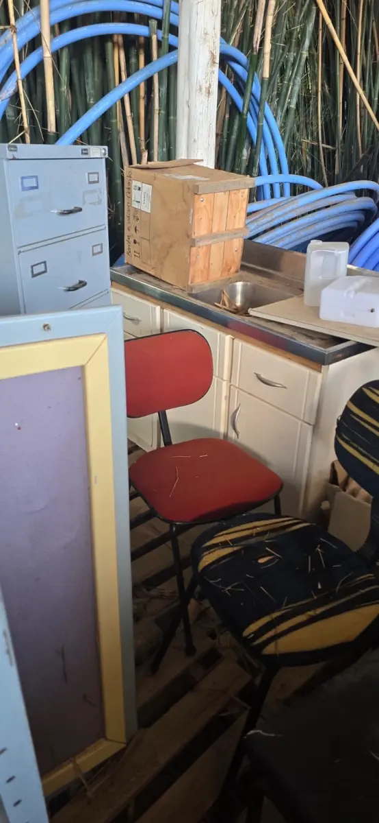 LOTE 017 - Sucata de mobiliários (cadeiras, mesas, armários, etc.)