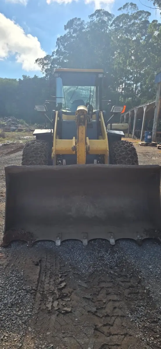 LOTE 014 - Pá carregadeira SL30W, marca MAXXOR, Amarela, NRO. CHASSI: SL30AA1000810 - NRO. MOTOR: 87272113, Ano 2012