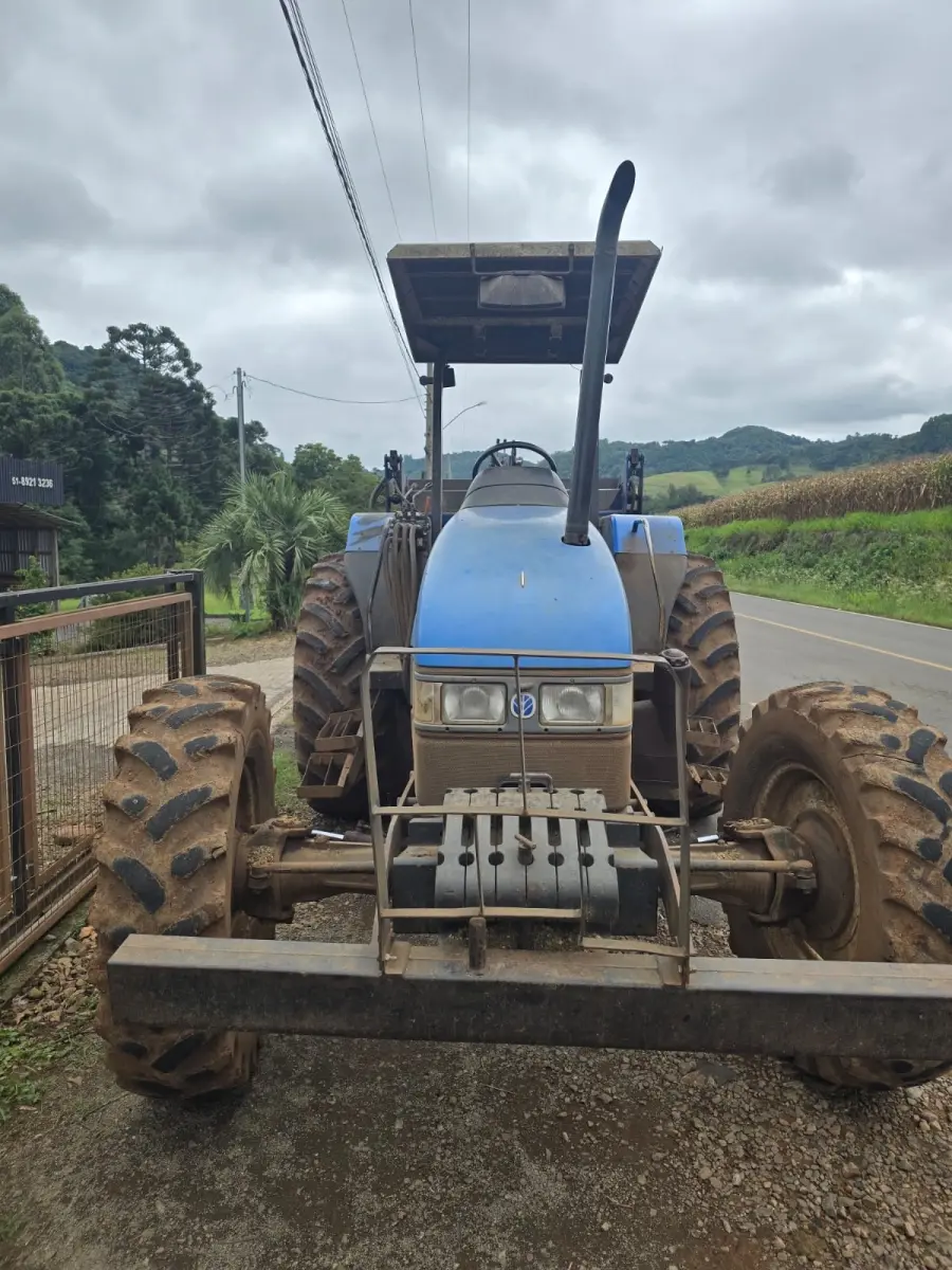 LOTE 001 - Um trator agrícola, marca NEW HOLLAND / TL 75 E / 2004