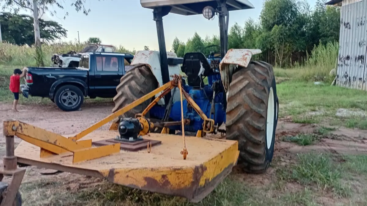 LOTE 001 - Trator Ford 5610,  Arado,  Roçadeira, Carreta agricola, Grade niveladora
