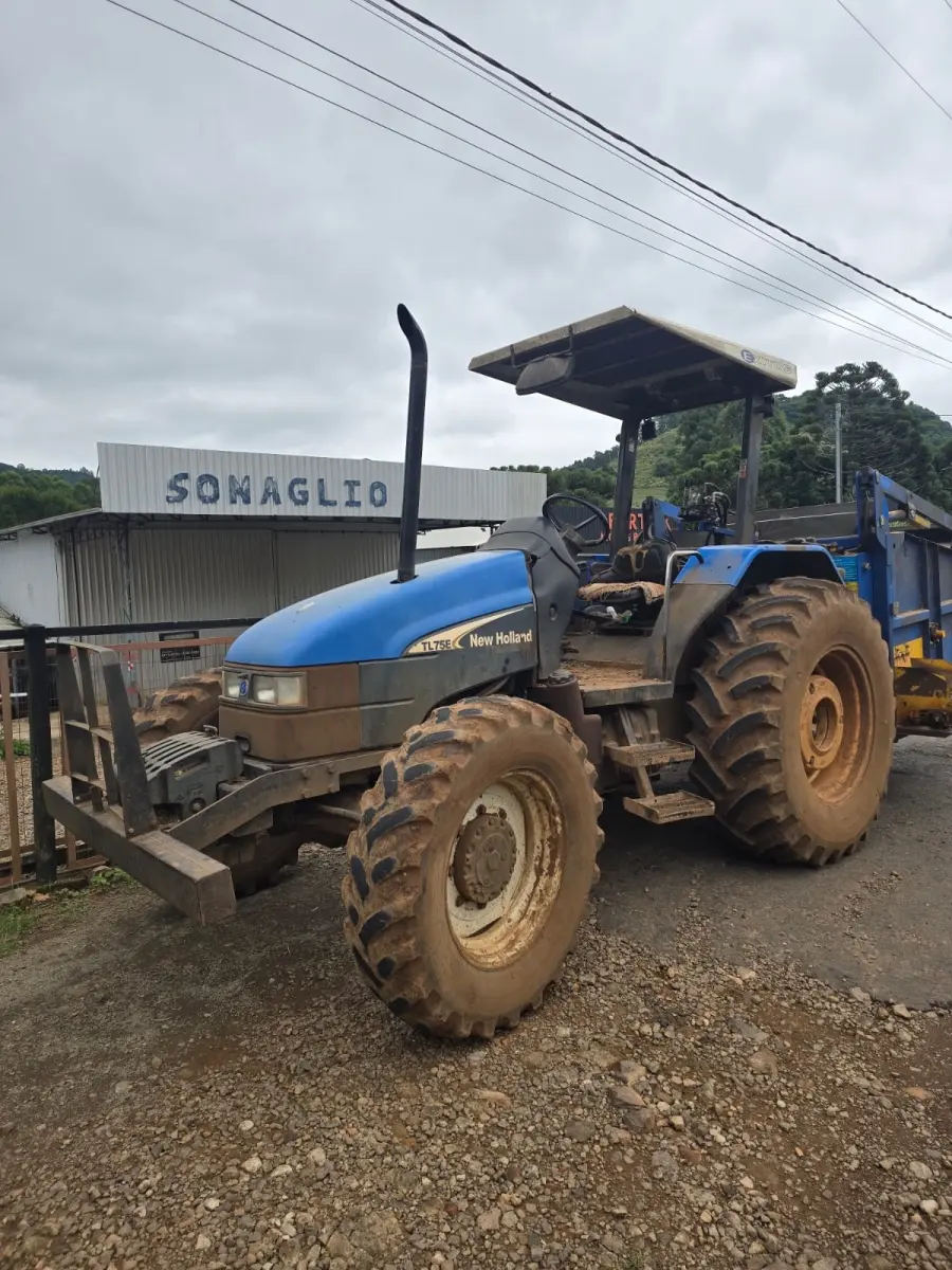 LOTE 001 - Um trator agrícola, marca NEW HOLLAND / TL 75 E / 2004