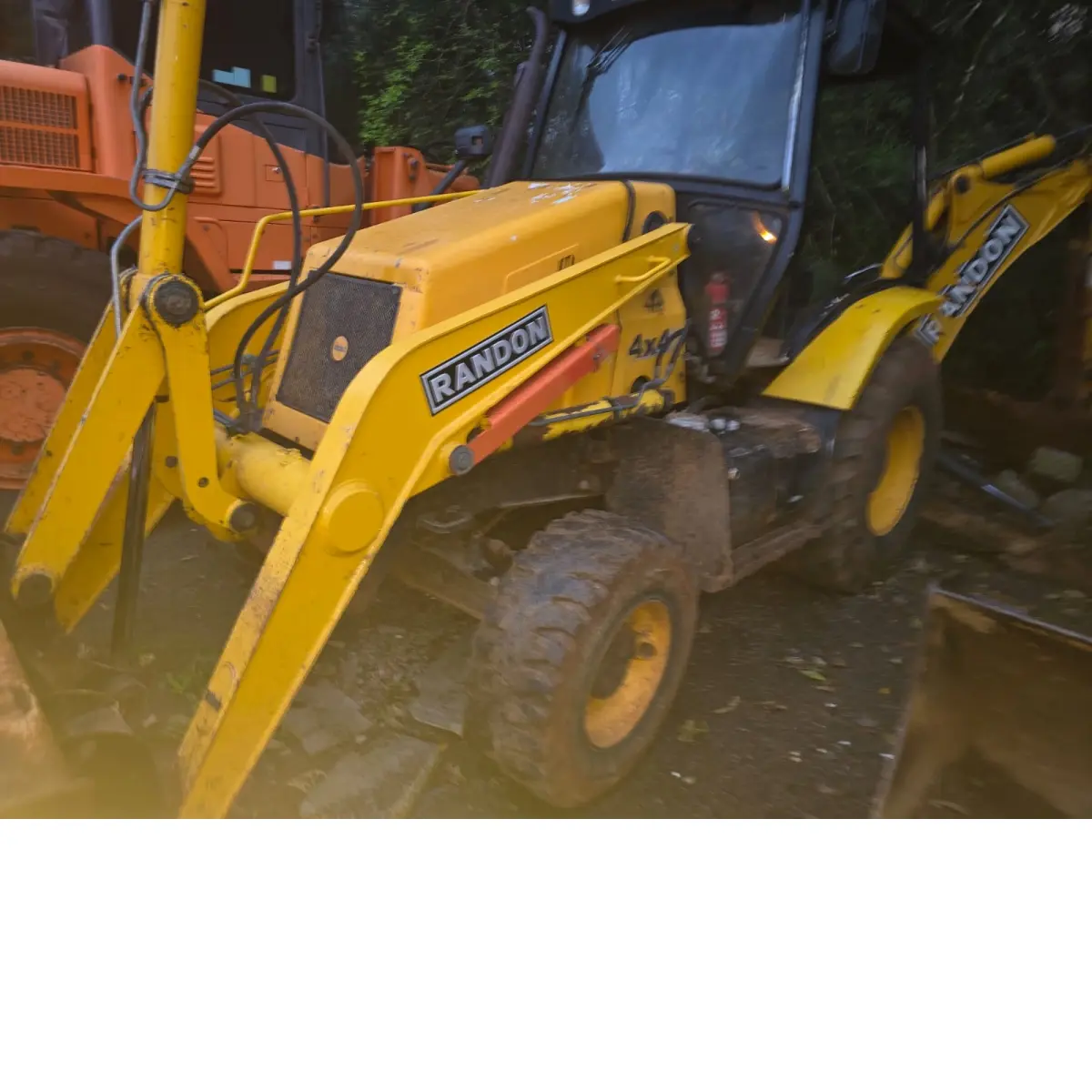 LOTE 009 - Retroescavadeira RANDON RK 406 – Tração 4X4 – Cabine Aberta – 2013/2013 – RET0006.