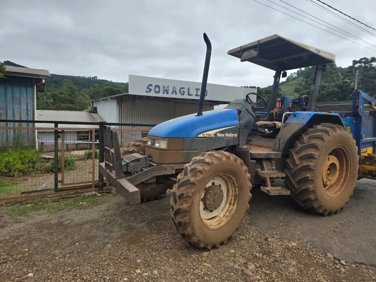 LOTE 001 - Um trator agrícola, marca NEW HOLLAND / TL 75 E / 2004
