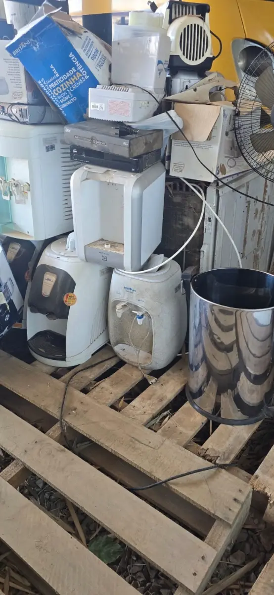 LOTE 016 - Sucata de equipamentos elétricos (bebedouros, vaporizadores, aparelhos de ar condicionado, ventiladores, etc.)