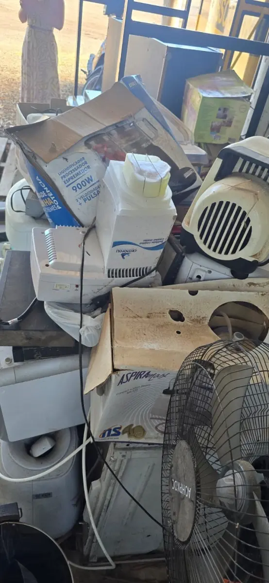 LOTE 016 - Sucata de equipamentos elétricos (bebedouros, vaporizadores, aparelhos de ar condicionado, ventiladores, etc.)