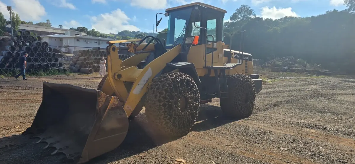 LOTE 014 - Pá carregadeira SL30W, marca MAXXOR, Amarela, NRO. CHASSI: SL30AA1000810 - NRO. MOTOR: 87272113, Ano 2012