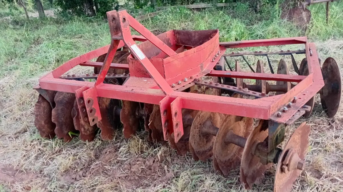 LOTE 001 - Trator Ford 5610,  Arado,  Roçadeira, Carreta agricola, Grade niveladora