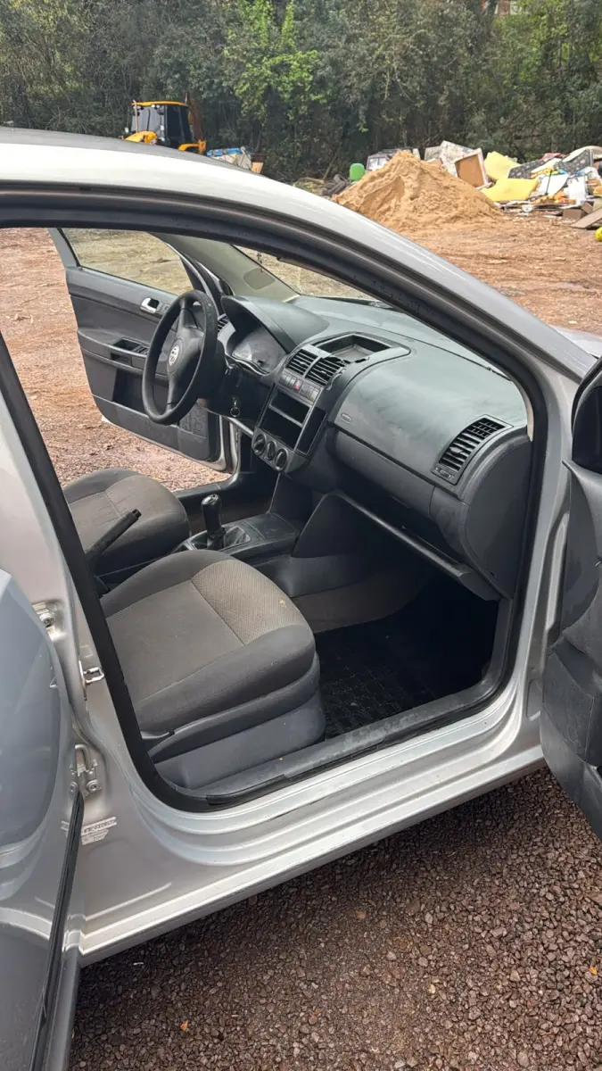 LOTE 004 - Automóvel VW – Polo Sedan 1.6 – 2005/2005 – Cor: Prata – Álcool/Gasolina – Placas AMT 9125.