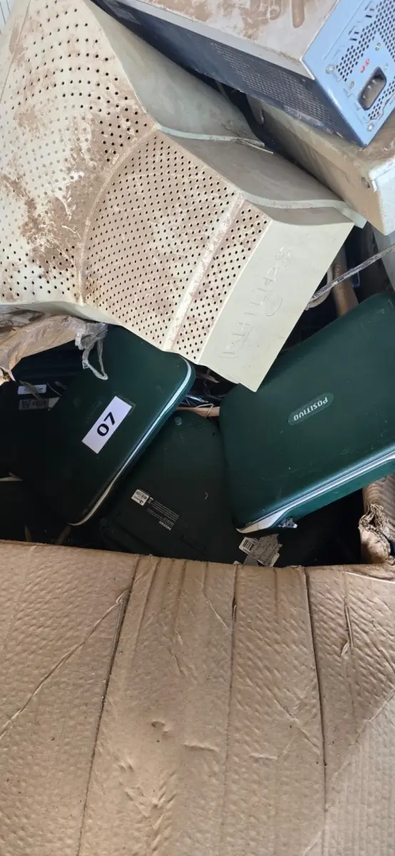 LOTE 018 - Sucata de equipamentos eletrônicos (laptops, placar eletrônico, televisores, etc.)