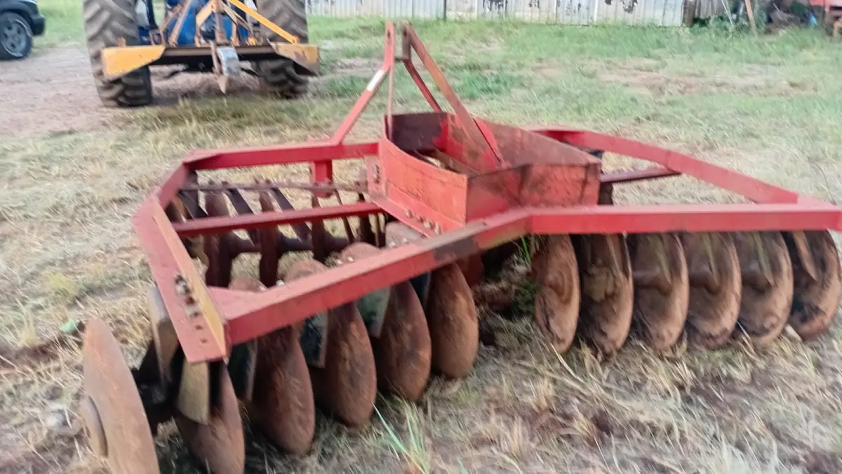 LOTE 001 - Trator Ford 5610,  Arado,  Roçadeira, Carreta agricola, Grade niveladora