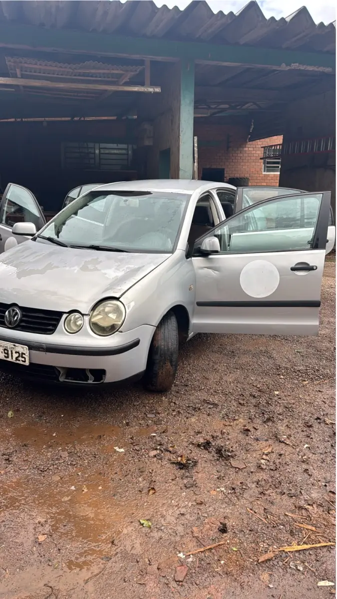LOTE 004 - Automóvel VW – Polo Sedan 1.6 – 2005/2005 – Cor: Prata – Álcool/Gasolina – Placas AMT 9125.