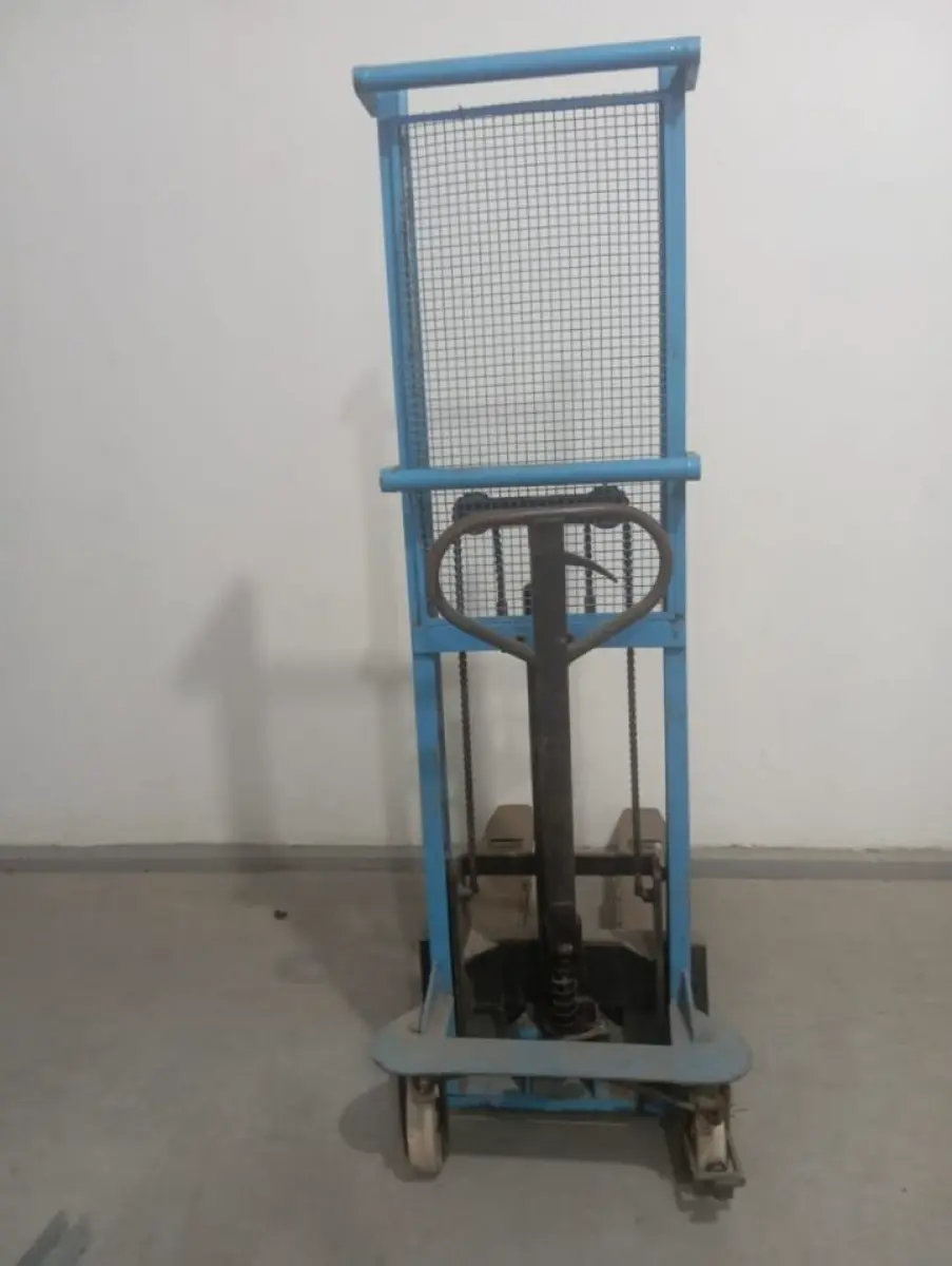 LOTE 001 - Empilhadeira manual Liftrans modelo LM 1016, capacidade de 1000 kg,