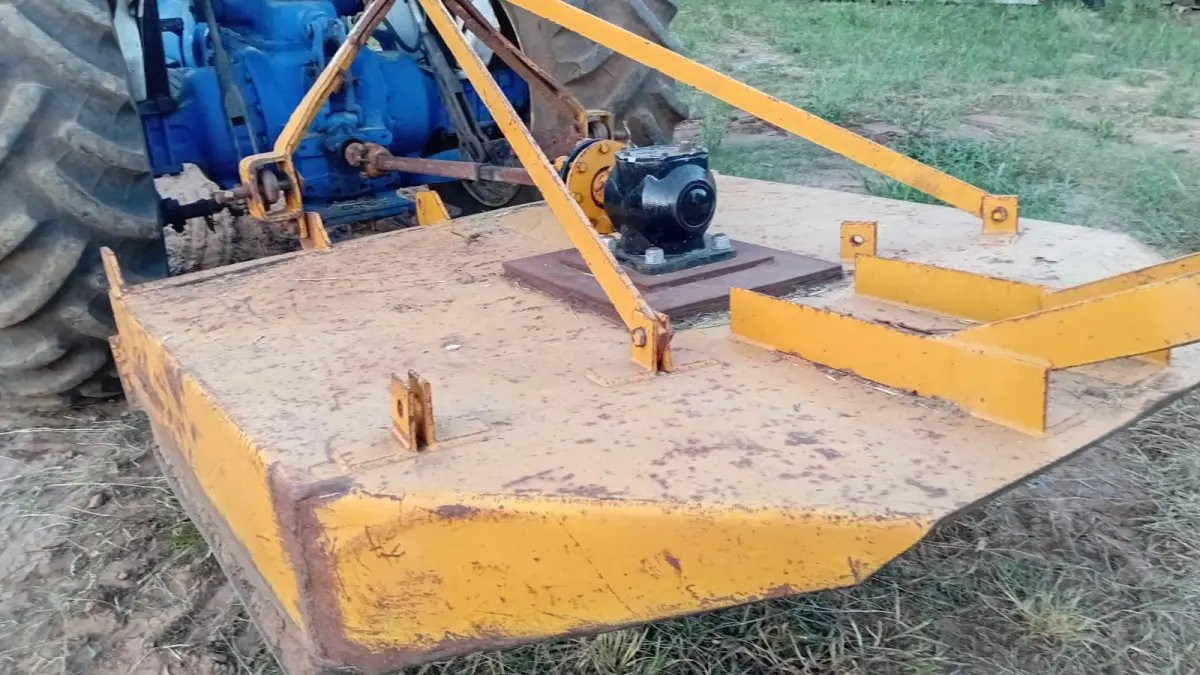 LOTE 001 - Trator Ford 5610,  Arado,  Roçadeira, Carreta agricola, Grade niveladora