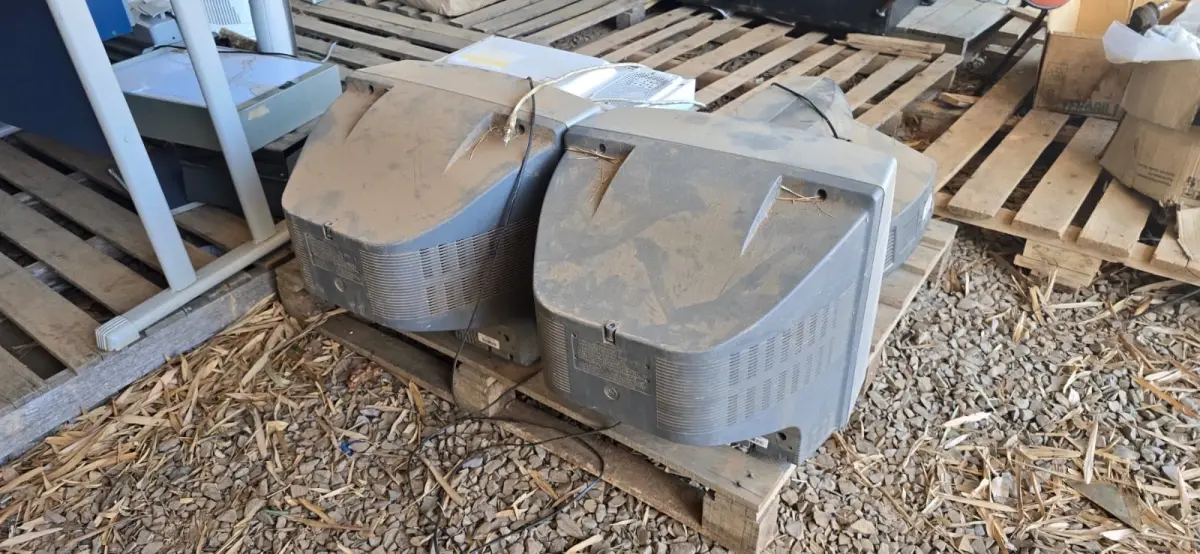 LOTE 018 - Sucata de equipamentos eletrônicos (laptops, placar eletrônico, televisores, etc.)