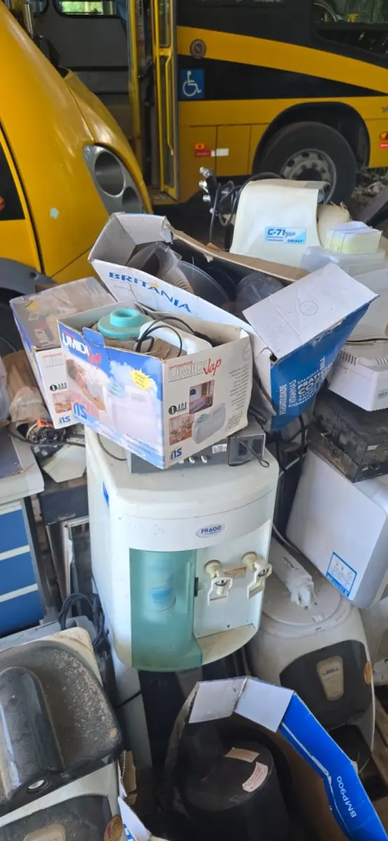 LOTE 016 - Sucata de equipamentos elétricos (bebedouros, vaporizadores, aparelhos de ar condicionado, ventiladores, etc.)