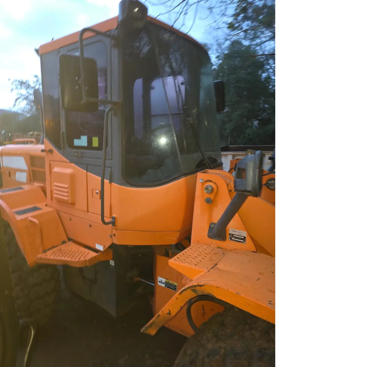 LOTE 010 - Carregadeira DOOSAN DL 200 – Tração 4X4 – Cabine Fechada – 2014/2014 – CAR0004.
