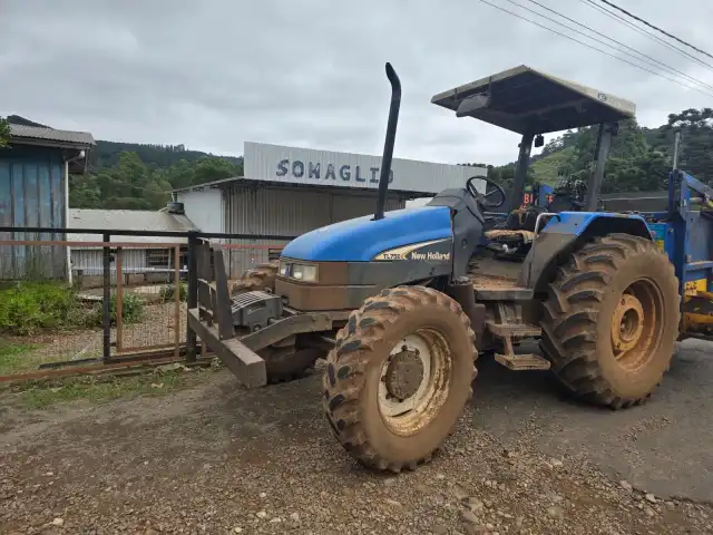 Trator agrícola, marca NEW HOLLAND / TL 75 E / 2004