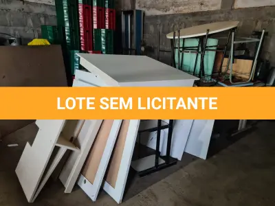 LOTE 009 - Mesas de Fôrmica, mesa de Laboratório, mesas ginecológicas