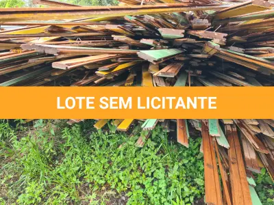 LOTE 013 - Madeiras retiradas do assoalho da quadra esportiva do ginásio de esporte municipal, sendo que no local havia a metragem 500m²
