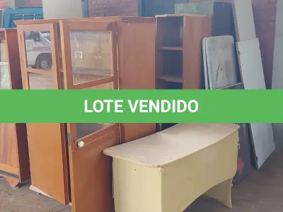 LOTE 013 - Móveis, cadeiras e Armários de madeira