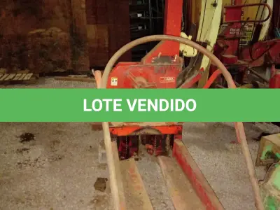 LOTE 012 - ENSILADEIRA Nogueira New Pecus, vermelha,  12 facas, caixa e cardan