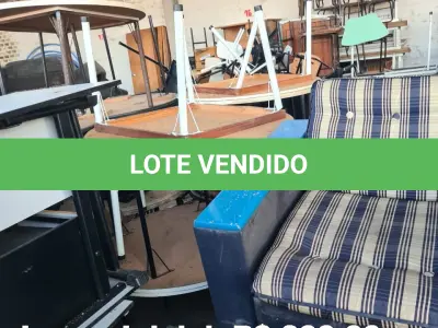 LOTE 001 - Sucata de Mesas, Cadeiras, Sofá e Classes