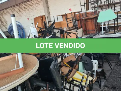 LOTE 001 - Sucata de Mesas, Cadeiras, Sofá e Classes