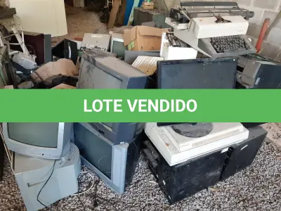 LOTE 016 - SUCATA ELETRÔNICOS: fichários, tvs 14”, tvs 21”, aquecedor, receptores de antena parabólica, máquina de escrever, calculadora, estabilizadores, monitores, CPUs, fontes CPUs, DVDs, impressoras, rádio, teclados, tablet, perfurador, caixinhas de som, central telefônica, máquina fotográfica, retropojetor, triturador de papel