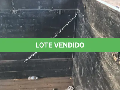 LOTE 018 - CARROCERIA ABERTA em madeira, com assoalho em madeira, medindo 8,8m comprimento x 1,74m altura 2,40m largura, Marca BISOGNIN