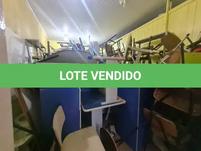LOTE 003 - Sucatas de mobiliário escolar e escritório compostas de armários, cadeiras fixas e giratórias, classes escolares, berços, carrinhos de bebê, racks, suportes para computador, bancos, lousas, estantes de aço, mesas de escritório e escolares, gaveteiros, ventiladores entre outros