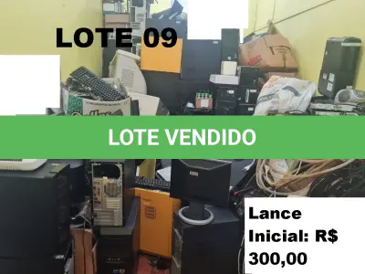 LOTE 009 - Sucatas de equipamentos eletrônicos compostas por impressoras, nobreaks, placas mãe, estabilizadores, switch, baterias estacionárias, gabinetes, cartuchos de impressão, toners, televisores, cabos e eletrônicos diversos