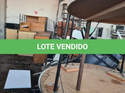 LOTE 001 - Sucata de Mesas, Cadeiras, Sofá e Classes