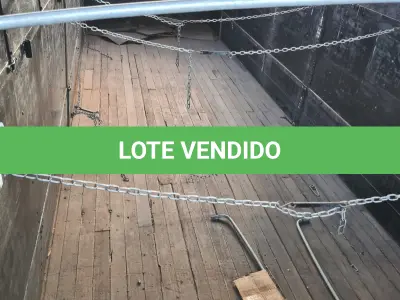 LOTE 018 - CARROCERIA ABERTA em madeira, com assoalho em madeira, medindo 8,8m comprimento x 1,74m altura 2,40m largura, Marca BISOGNIN