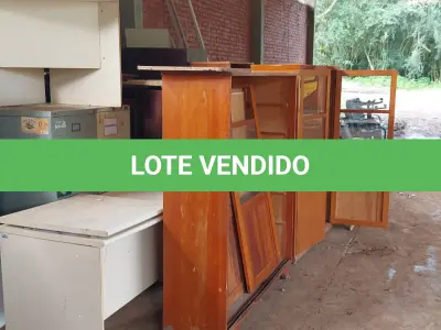 LOTE 013 - Móveis, cadeiras e Armários de madeira
