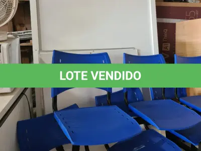 LOTE 010 - Quadro mural, sofá, banco longarina, painel, persiana, roupeiro,