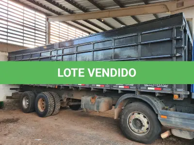 LOTE 018 - CARROCERIA ABERTA em madeira, com assoalho em madeira, medindo 8,8m comprimento x 1,74m altura 2,40m largura, Marca BISOGNIN